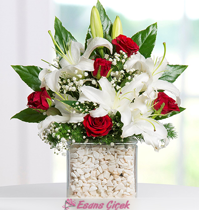  Kadriye çiçek gönder Mutluluk Masalı Lilyum ve Kırmızı Gül Aranjmanı