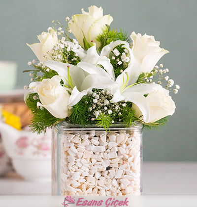 Serik Çiçekçi Zarif ve Beyaz Güller ve Lilyumlar