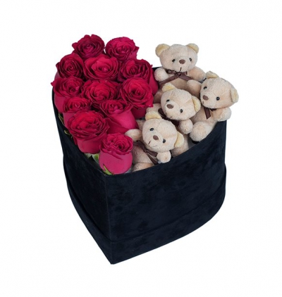 Belek otele çiçek gönder. kutuda güller ve ayıcıklar