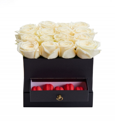 Serik Çiçekçi kutuda makaron ve güller