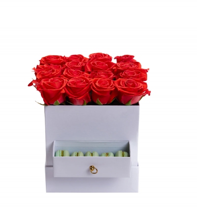 Belek çiçek beyaz kutuda kadife güller